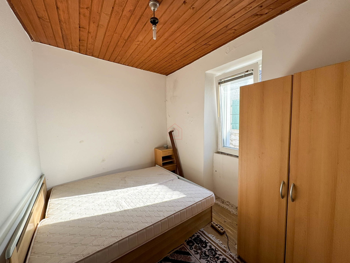 Casa a schiera in pietra nel centro di Murter adatta per uso commerciale e residenziale