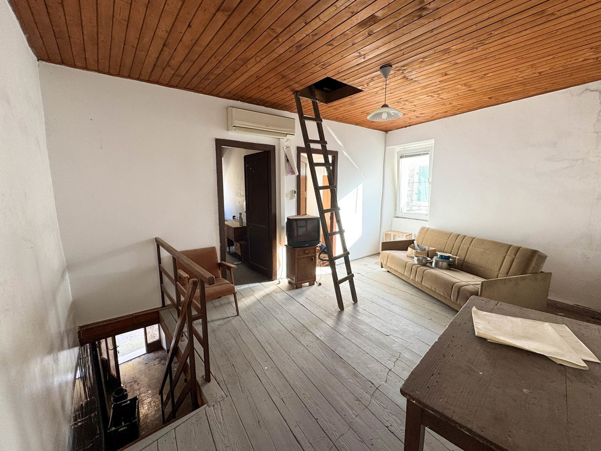 Casa a schiera in pietra nel centro di Murter adatta per uso commerciale e residenziale