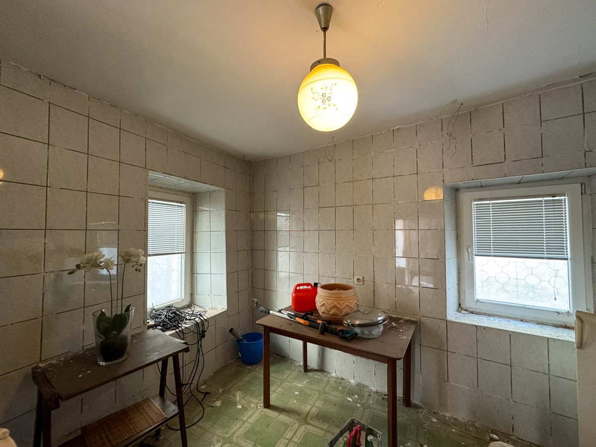 Casa a schiera in pietra nel centro di Murter adatta per uso commerciale e residenziale