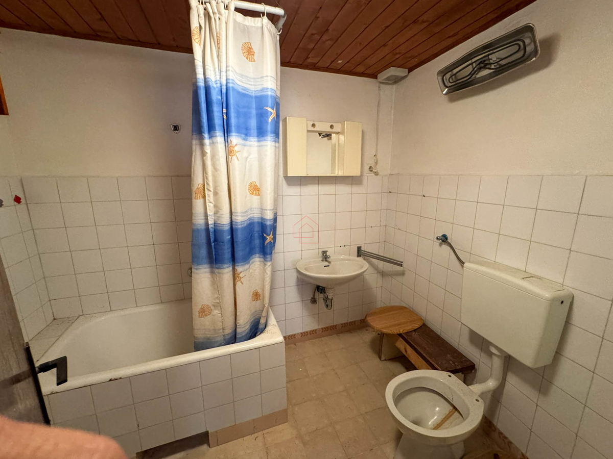 Casa a schiera in pietra nel centro di Murter adatta per uso commerciale e residenziale