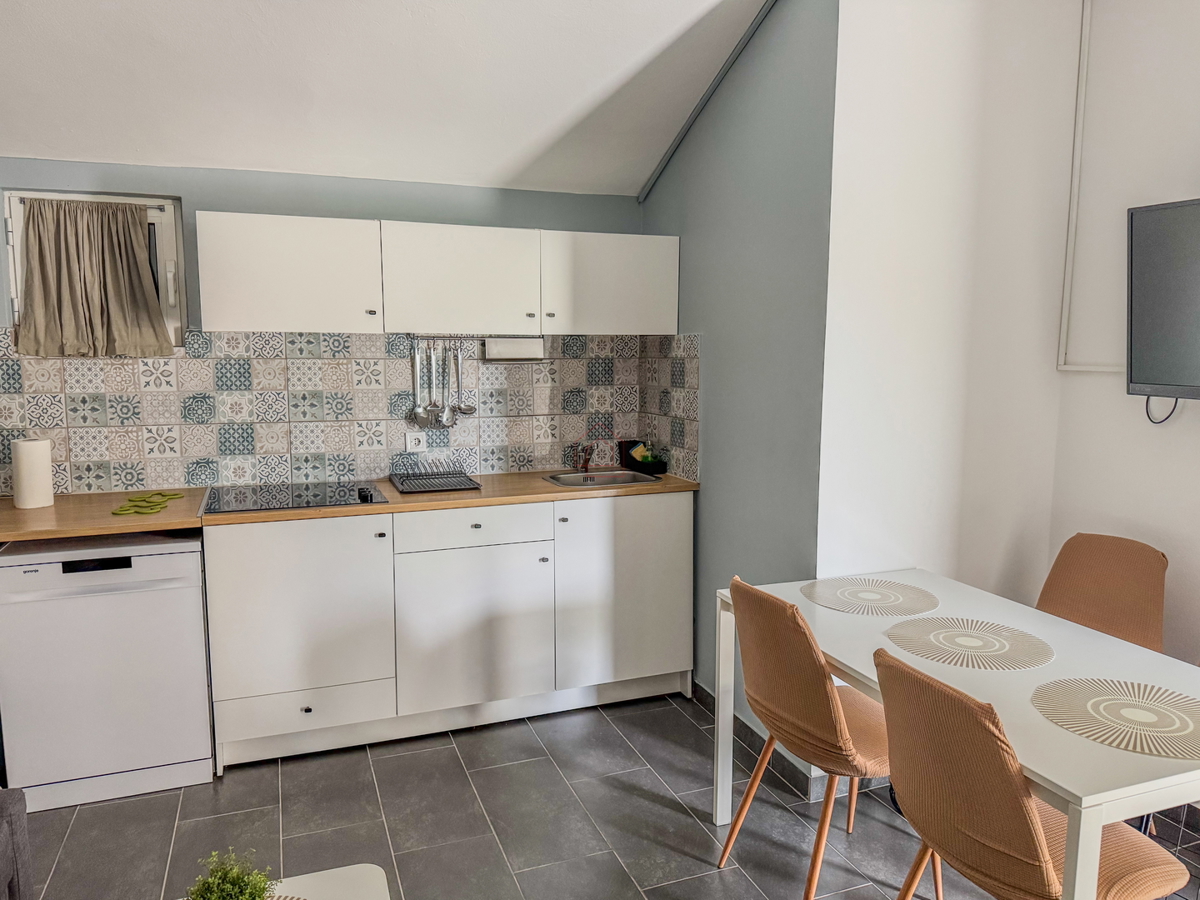 Casa vicino alla spiaggia di Betina con quattro unità abitative