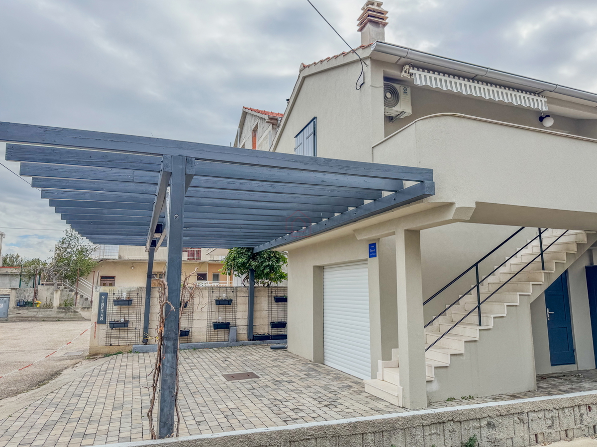 Casa vicino alla spiaggia di Betina con quattro unità abitative