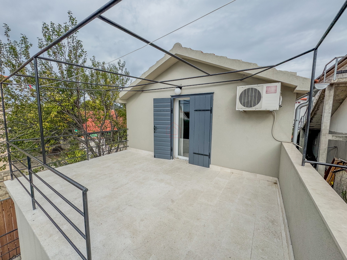 Casa vicino alla spiaggia di Betina con quattro unità abitative