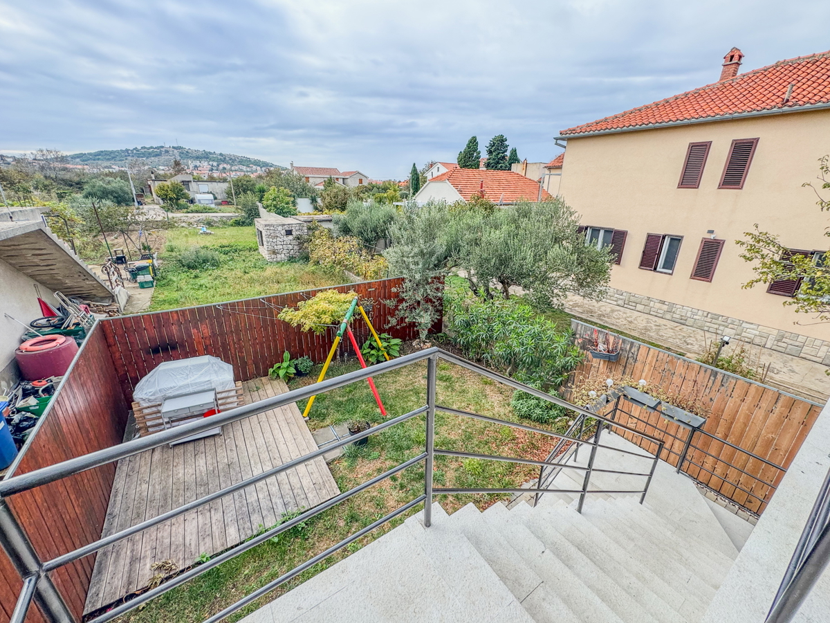 Casa vicino alla spiaggia di Betina con quattro unità abitative