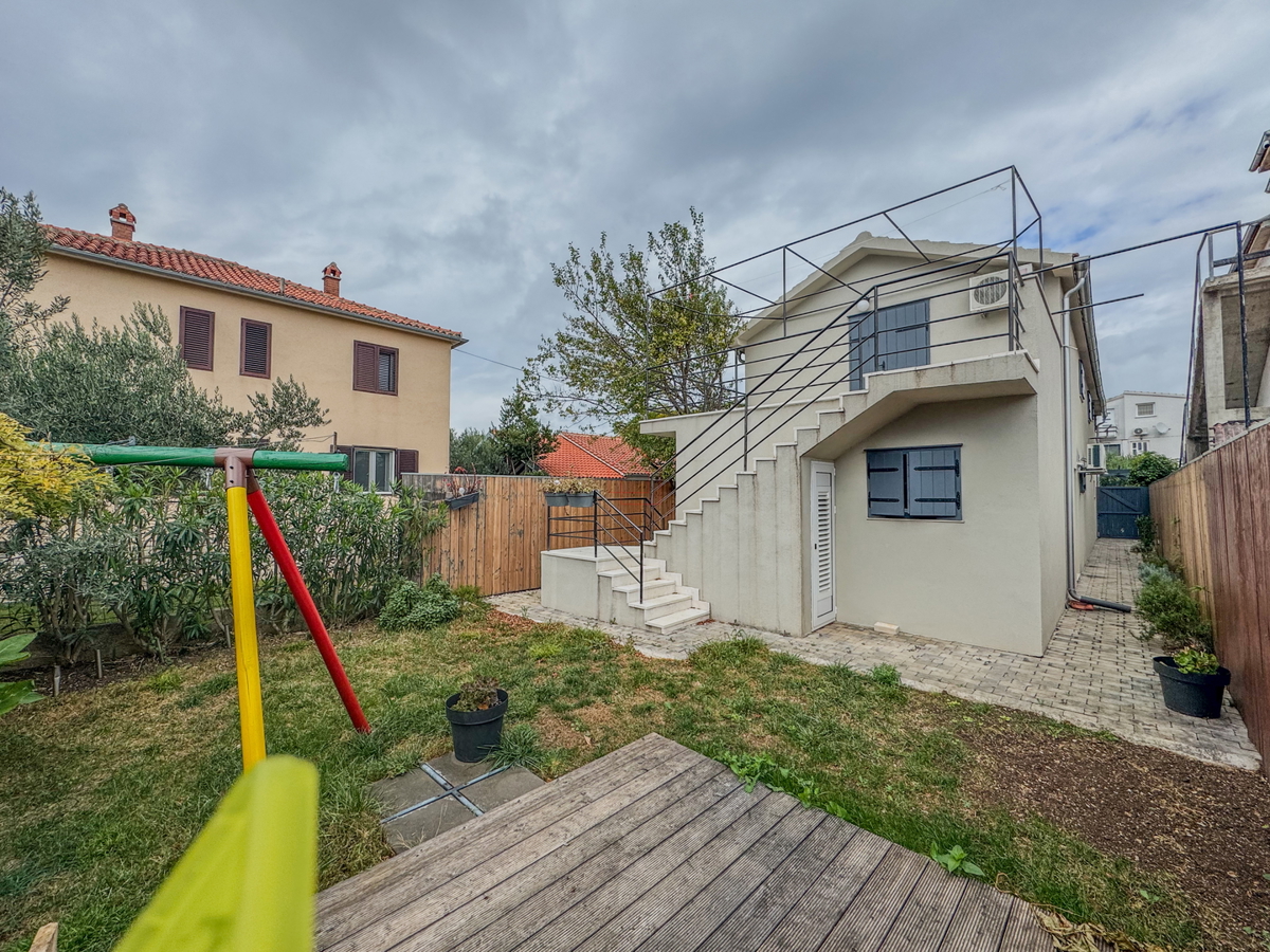 Casa vicino alla spiaggia di Betina con quattro unità abitative