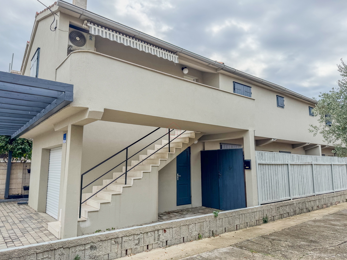 Casa vicino alla spiaggia di Betina con quattro unità abitative