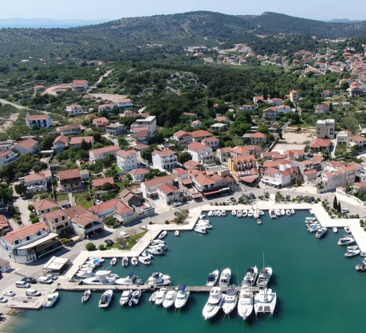 Appartamento al primo piano con due camere da letto e vista mare