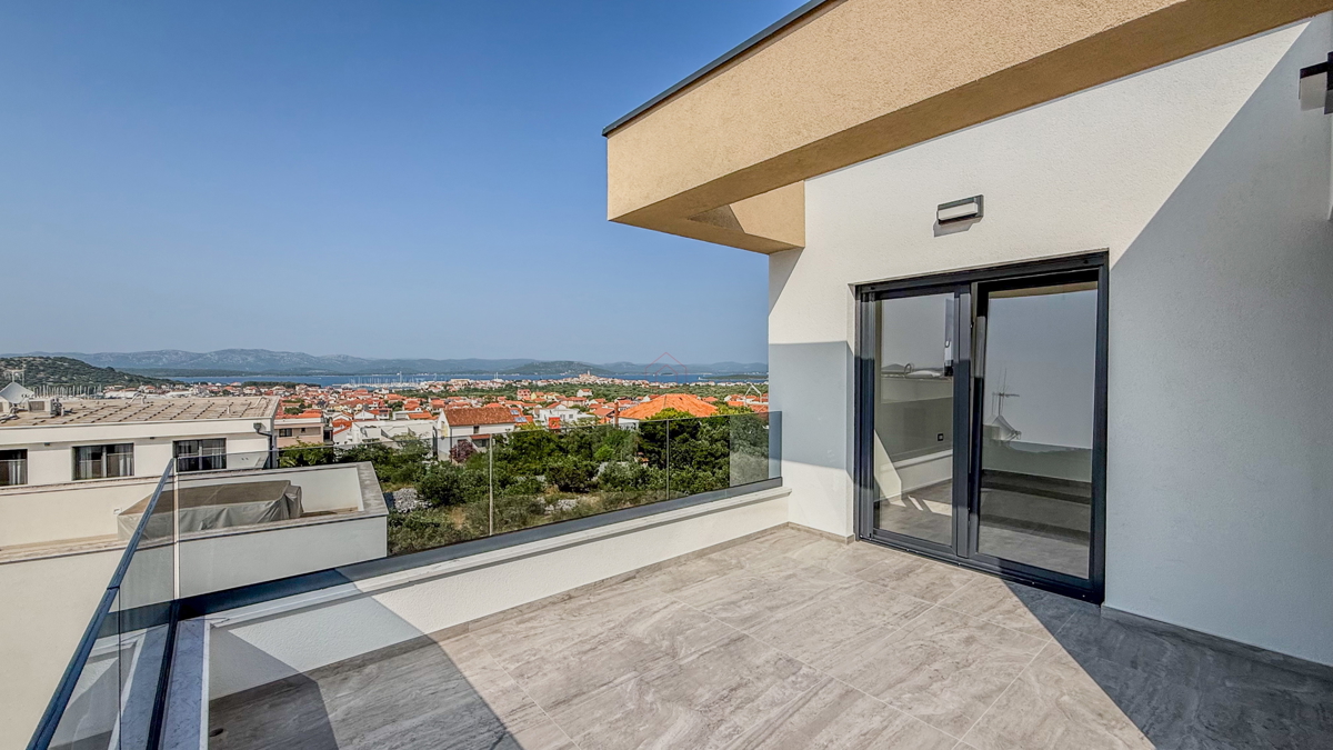 Splendido attico nel centro di Murter con una splendida vista sul mare