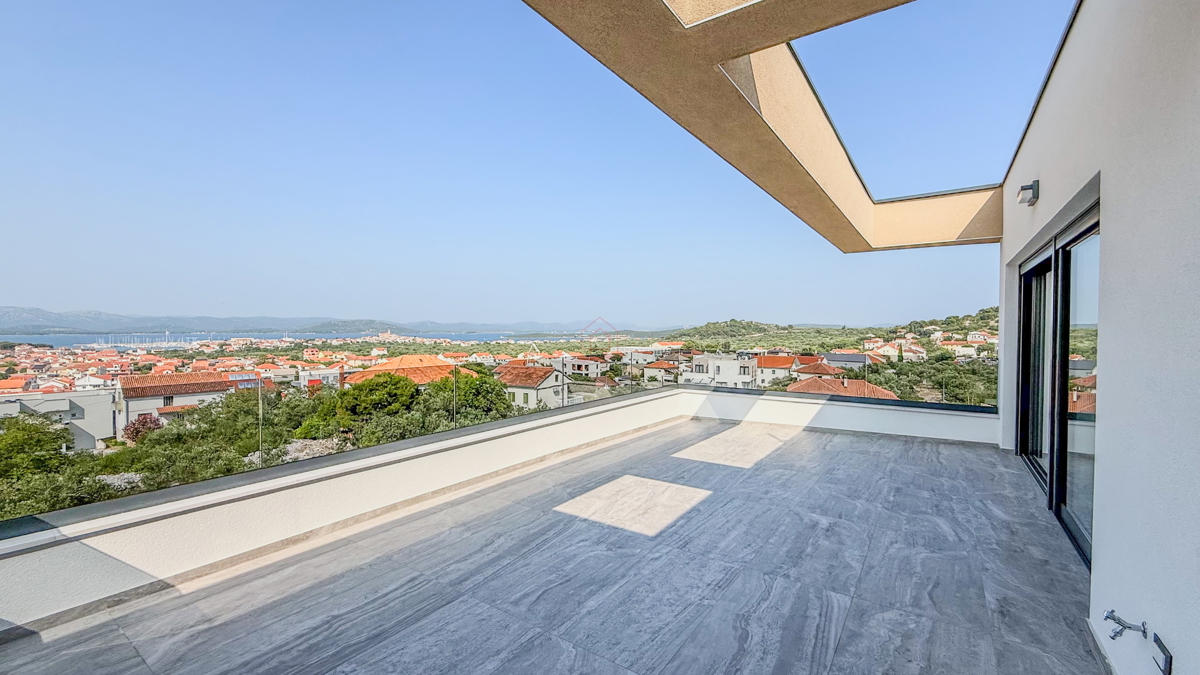 Splendido attico nel centro di Murter con una splendida vista sul mare