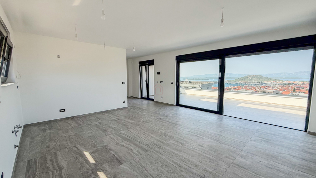 Splendido attico nel centro di Murter con una splendida vista sul mare