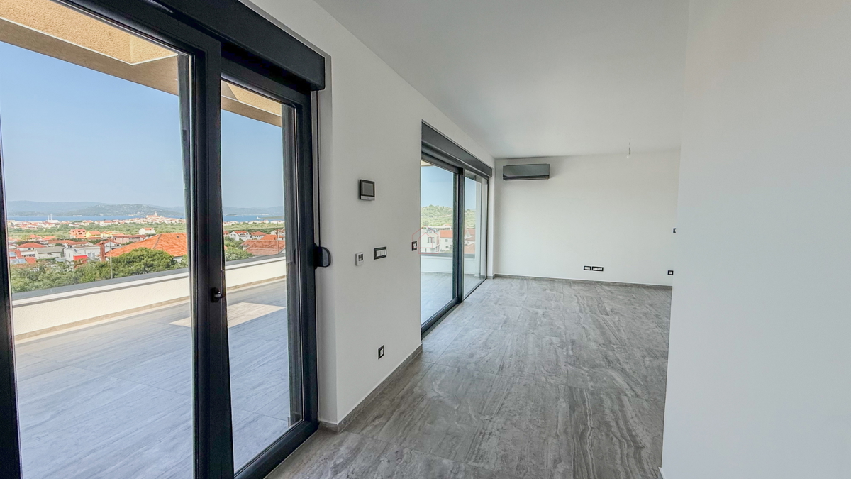 Splendido attico nel centro di Murter con una splendida vista sul mare