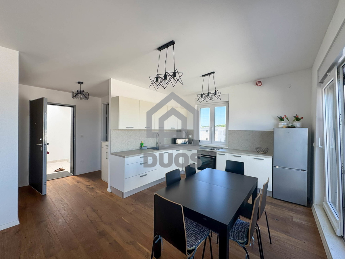 Attico con tre camere da letto, vista panoramica e garage