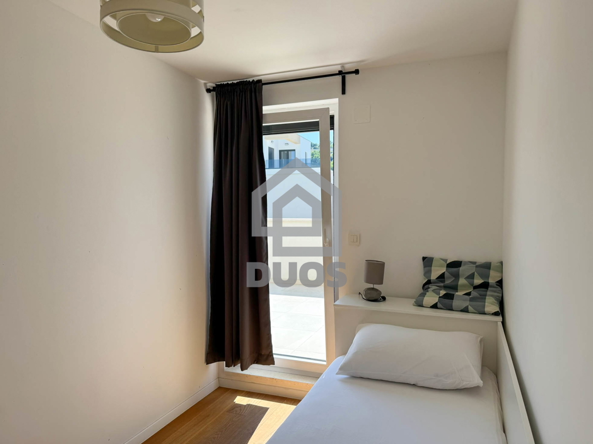 Attico con tre camere da letto, vista panoramica e garage