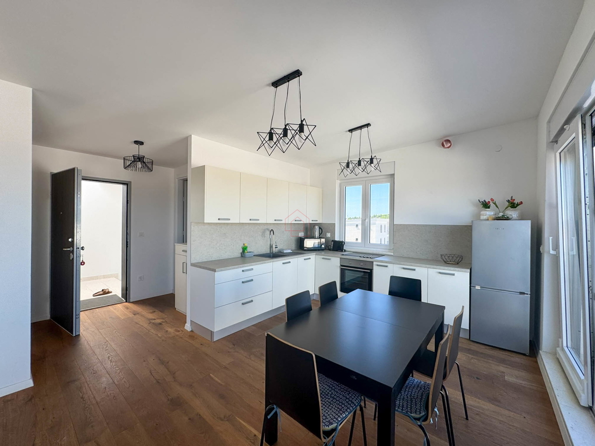 Attico con tre camere da letto, vista panoramica e garage