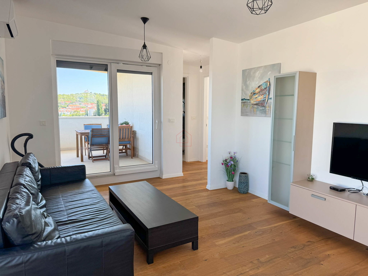 Attico con tre camere da letto, vista panoramica e garage