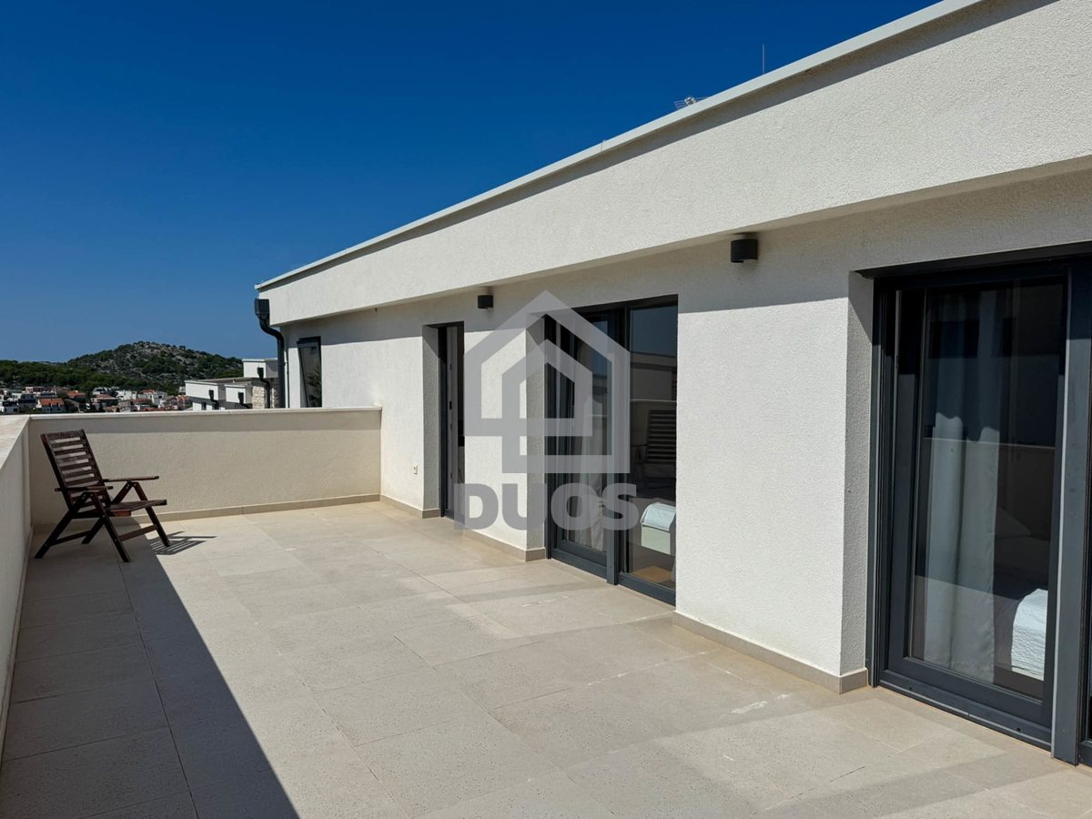 Attico con tre camere da letto, vista panoramica e garage