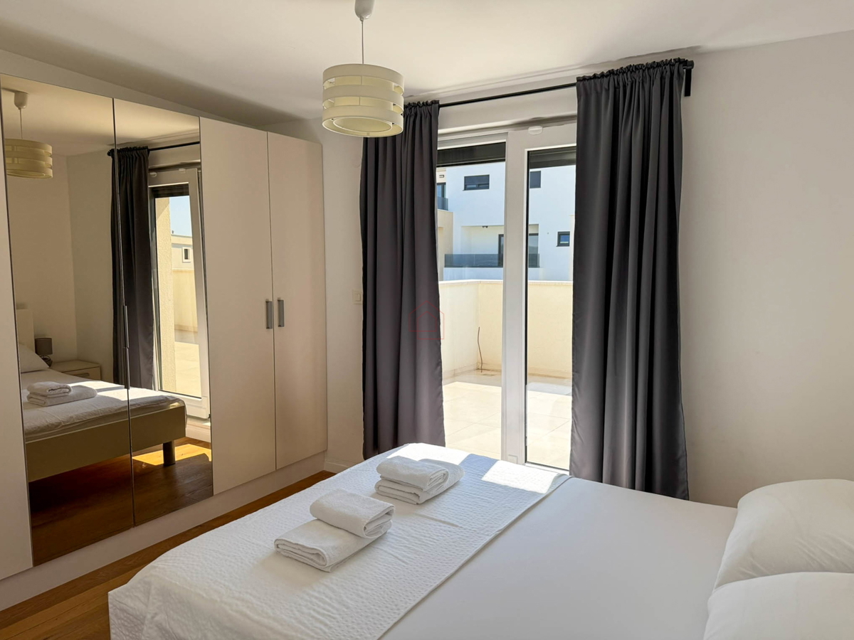 Attico con tre camere da letto, vista panoramica e garage