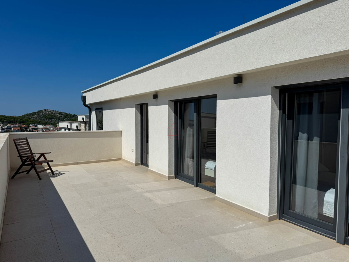 Attico con tre camere da letto, vista panoramica e garage