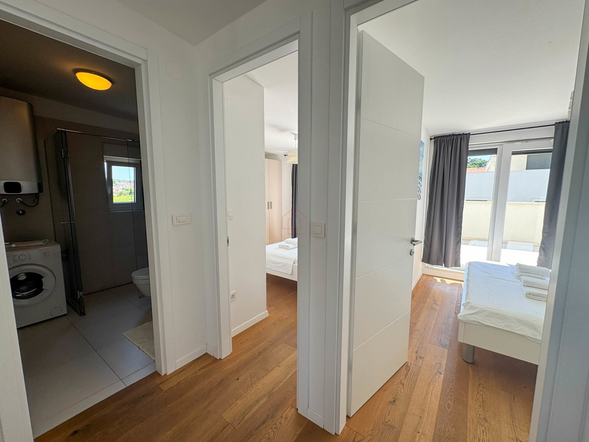 Attico con tre camere da letto, vista panoramica e garage