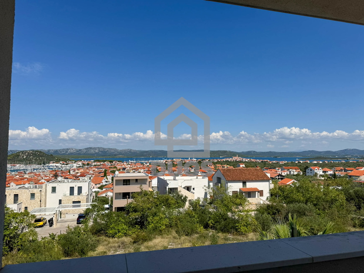 Attico con tre camere da letto, vista panoramica e garage