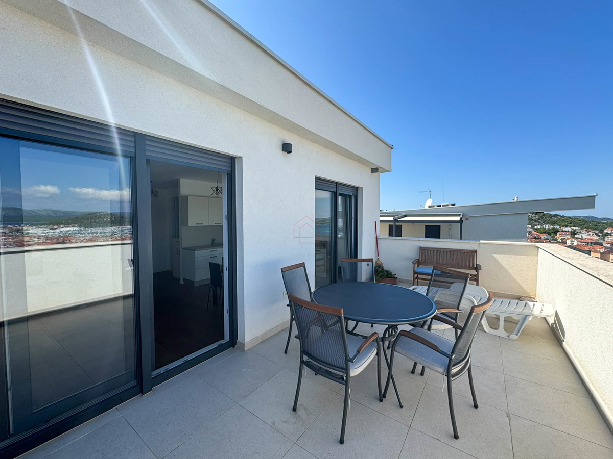 Attico con tre camere da letto, vista panoramica e garage