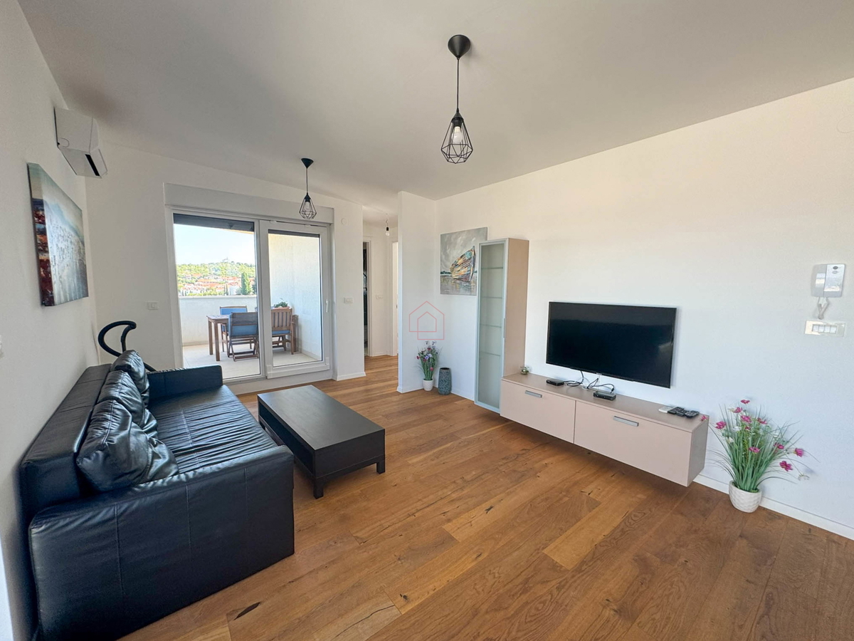 Attico con tre camere da letto, vista panoramica e garage