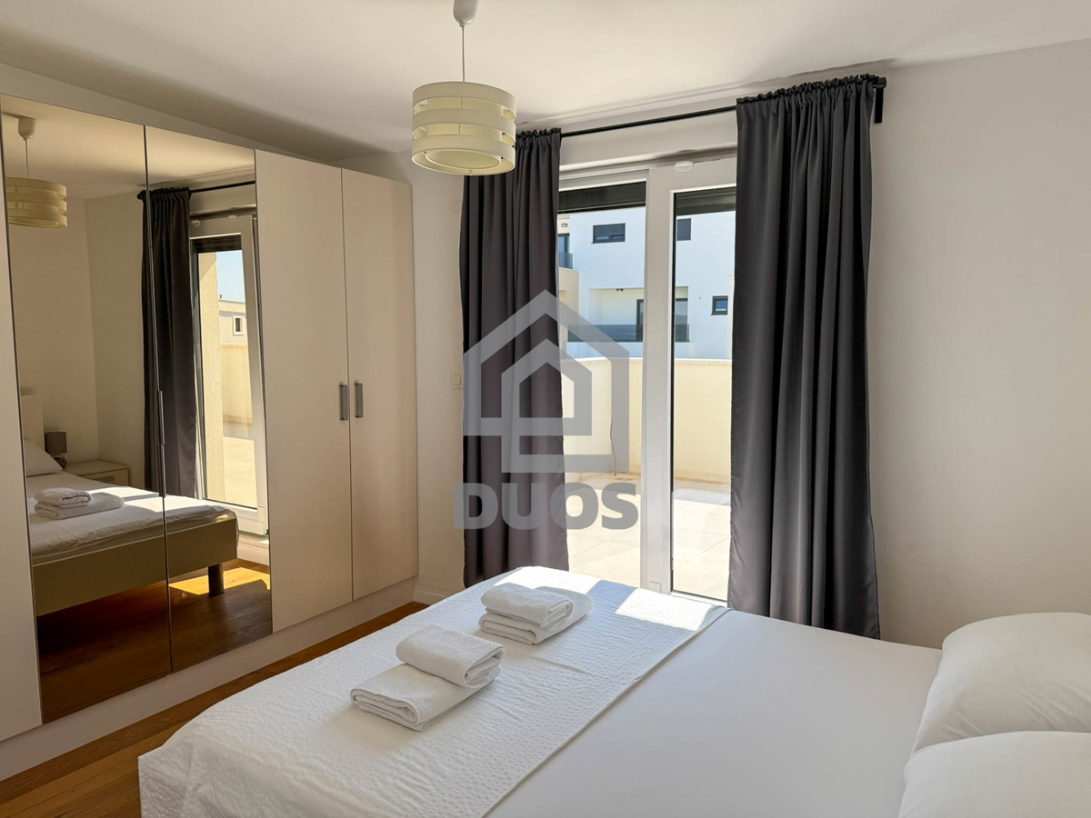 Attico con tre camere da letto, vista panoramica e garage