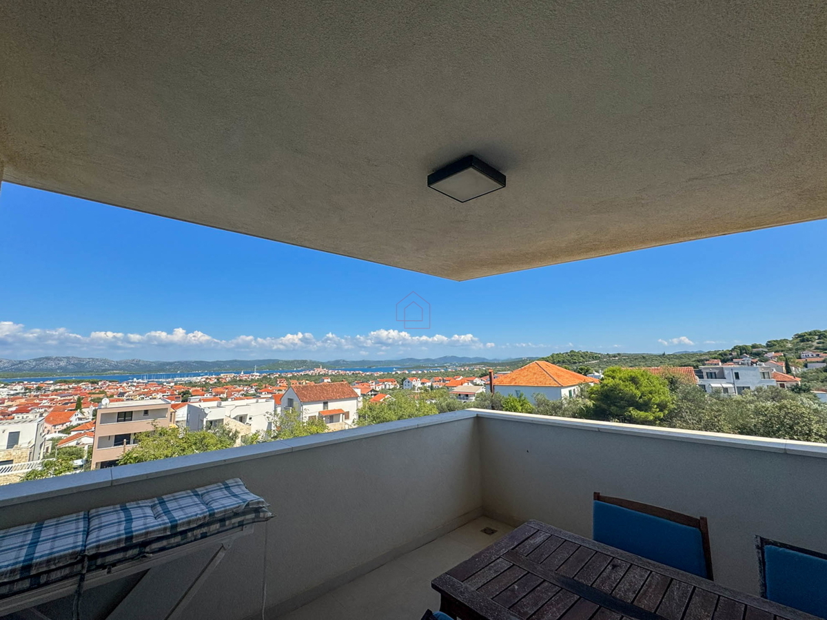 Attico con tre camere da letto, vista panoramica e garage