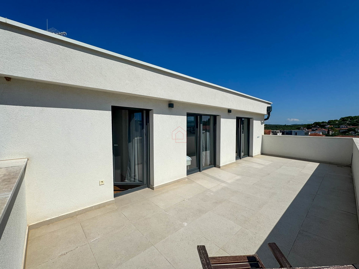 Attico con tre camere da letto, vista panoramica e garage