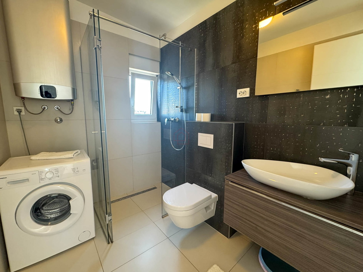 Attico con tre camere da letto, vista panoramica e garage