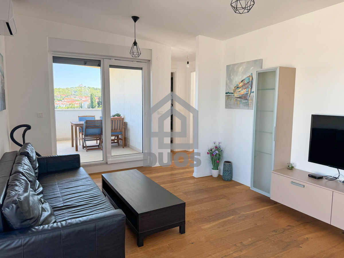 Attico con tre camere da letto, vista panoramica e garage