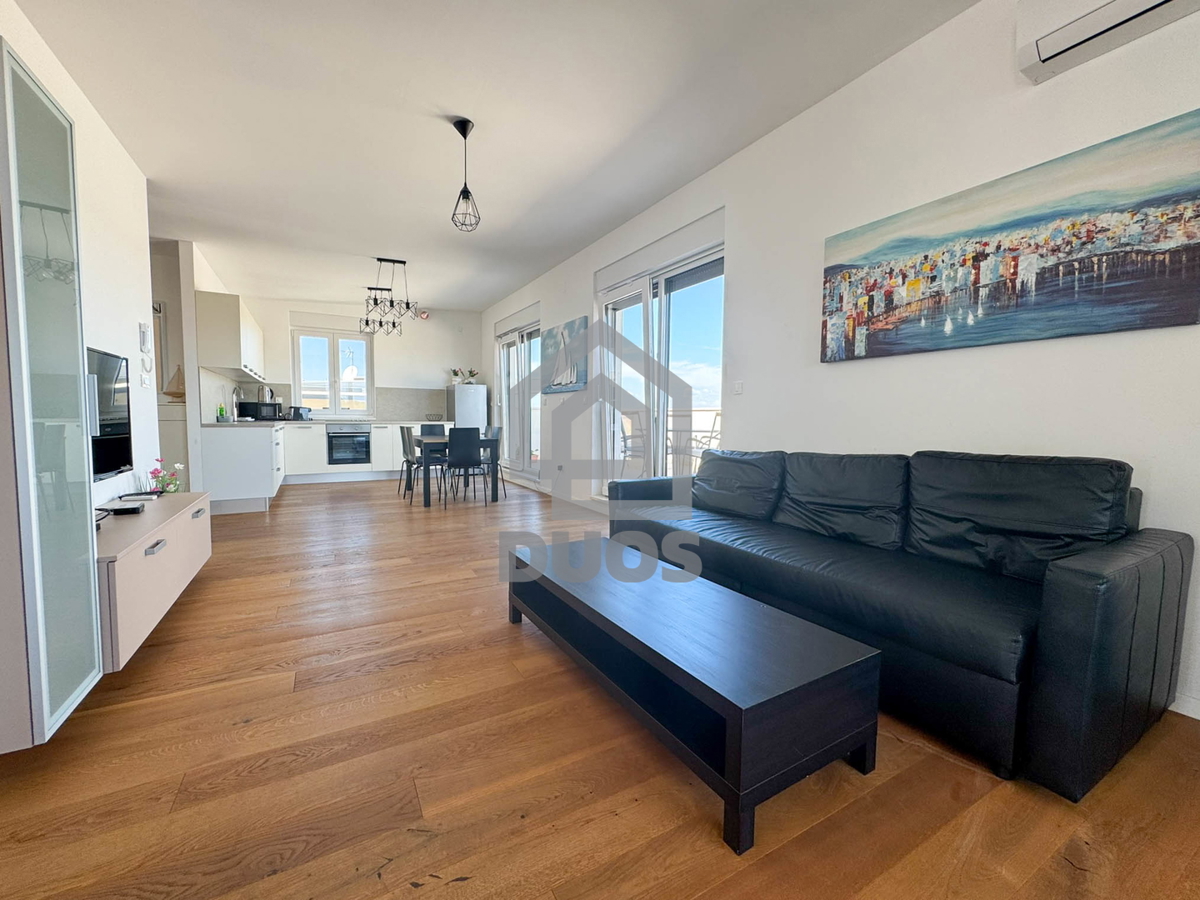 Attico con tre camere da letto, vista panoramica e garage