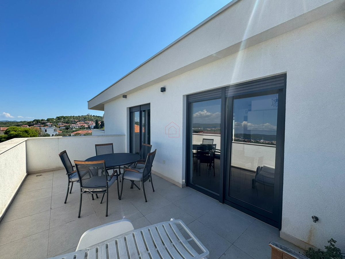 Attico con tre camere da letto, vista panoramica e garage