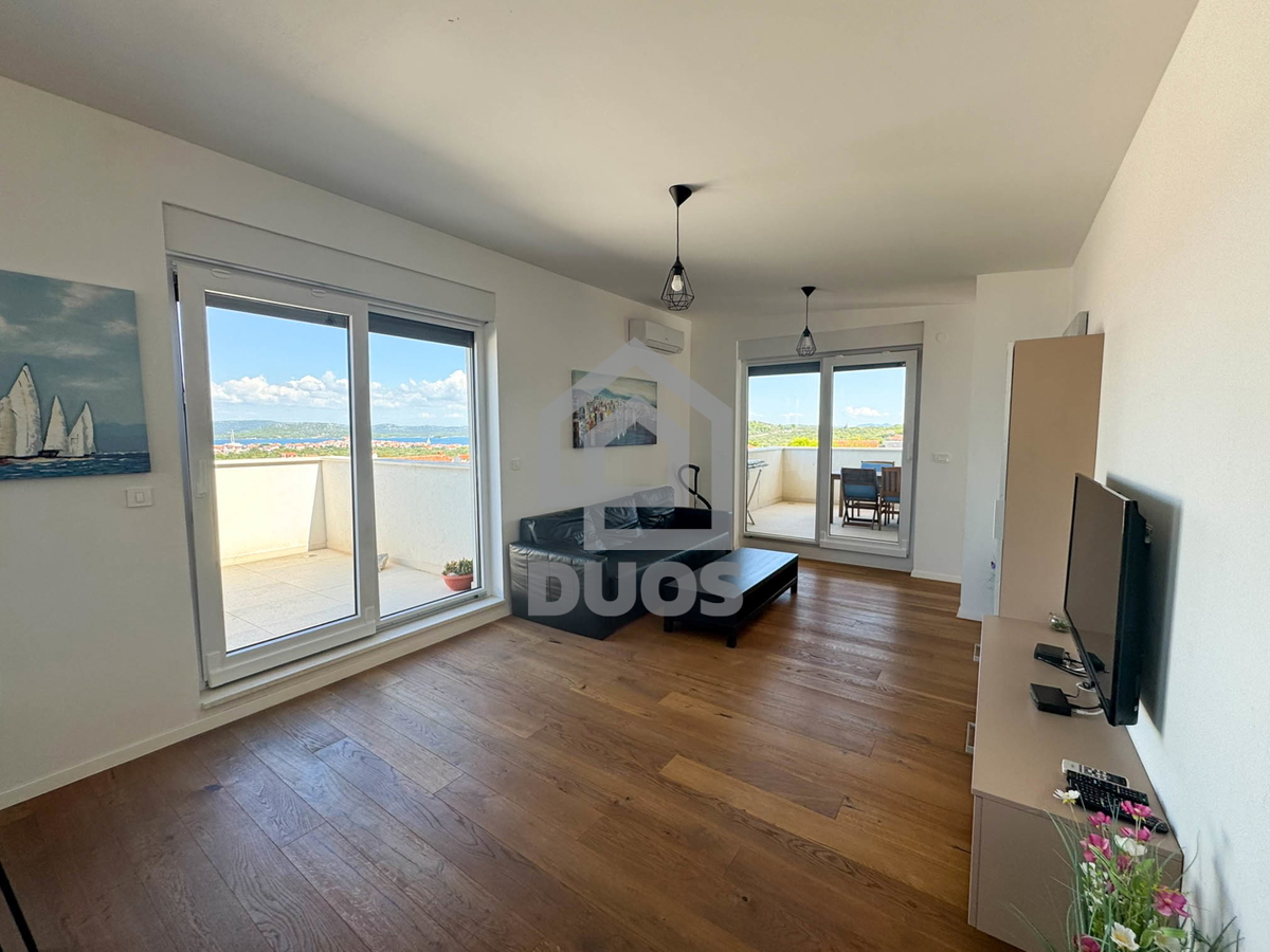 Attico con tre camere da letto, vista panoramica e garage