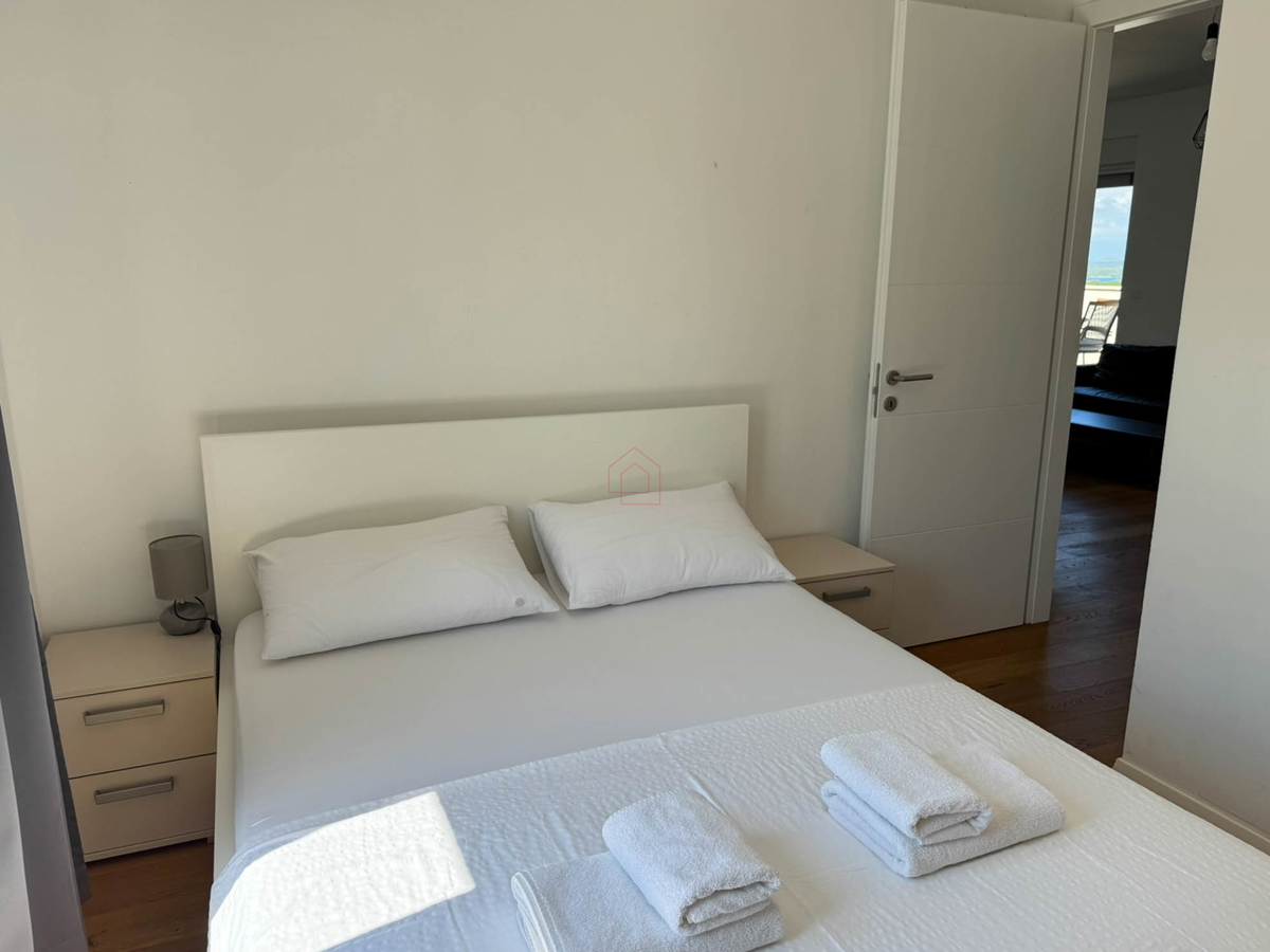 Attico con tre camere da letto, vista panoramica e garage