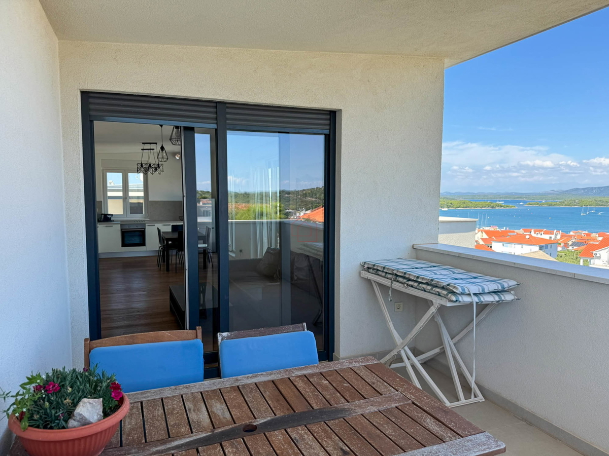 Attico con tre camere da letto, vista panoramica e garage