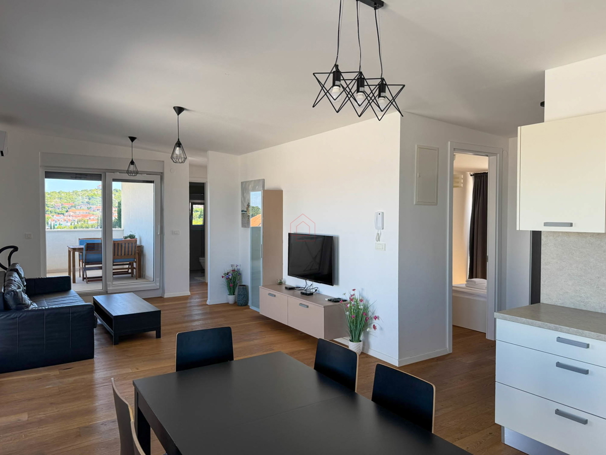 Attico con tre camere da letto, vista panoramica e garage