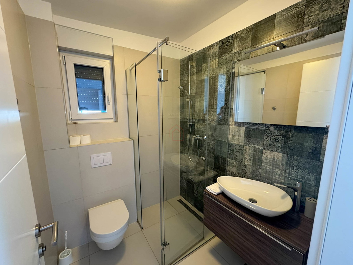 Attico con tre camere da letto, vista panoramica e garage