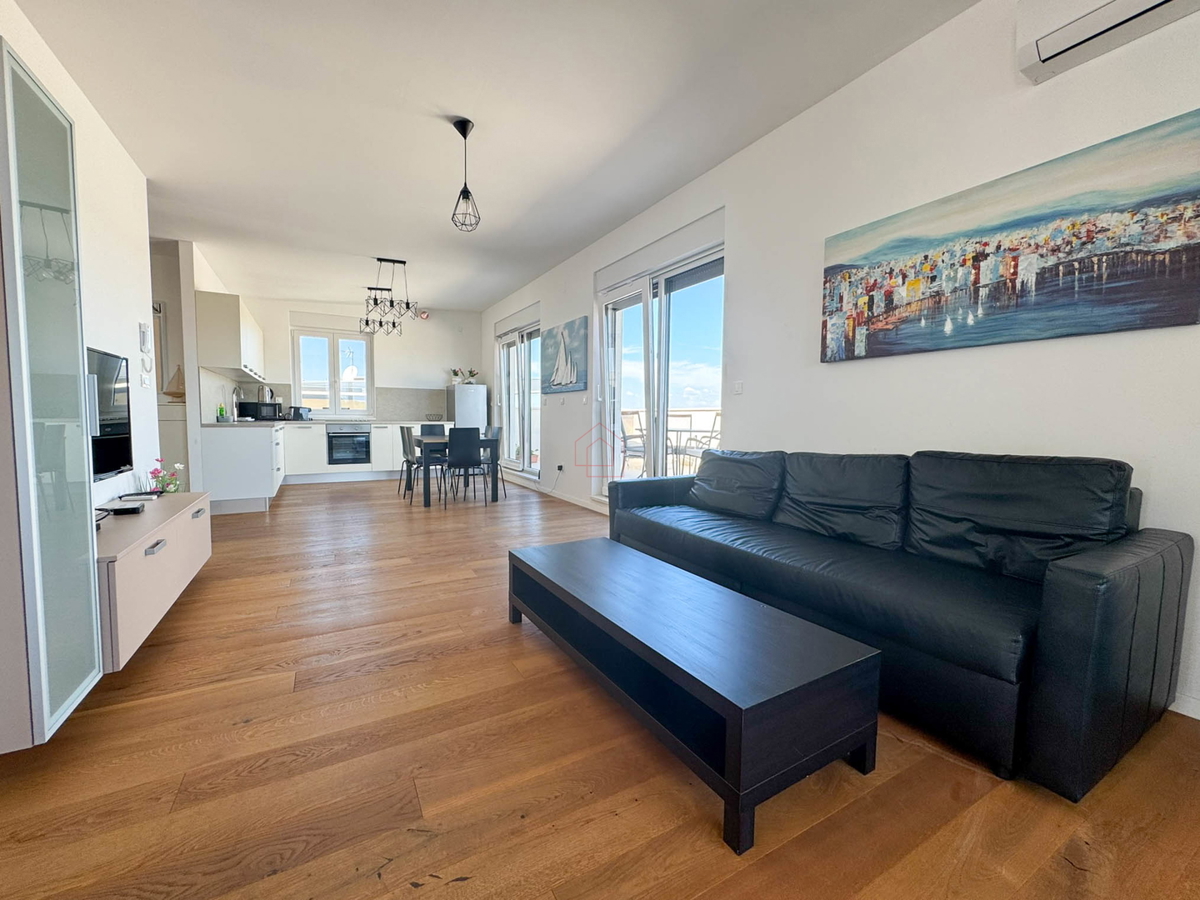 Attico con tre camere da letto, vista panoramica e garage