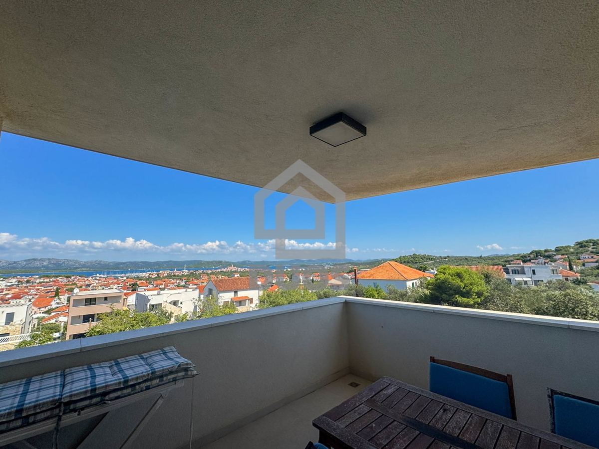 Attico con tre camere da letto, vista panoramica e garage