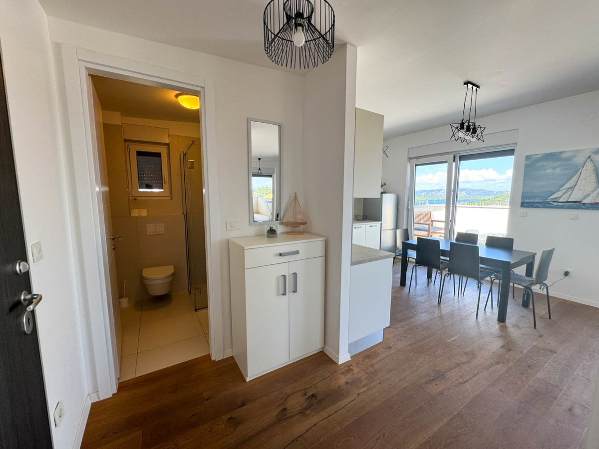 Attico con tre camere da letto, vista panoramica e garage