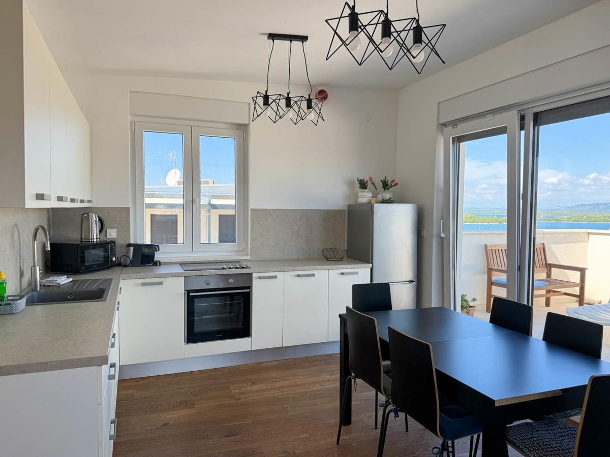 Attico con tre camere da letto, vista panoramica e garage