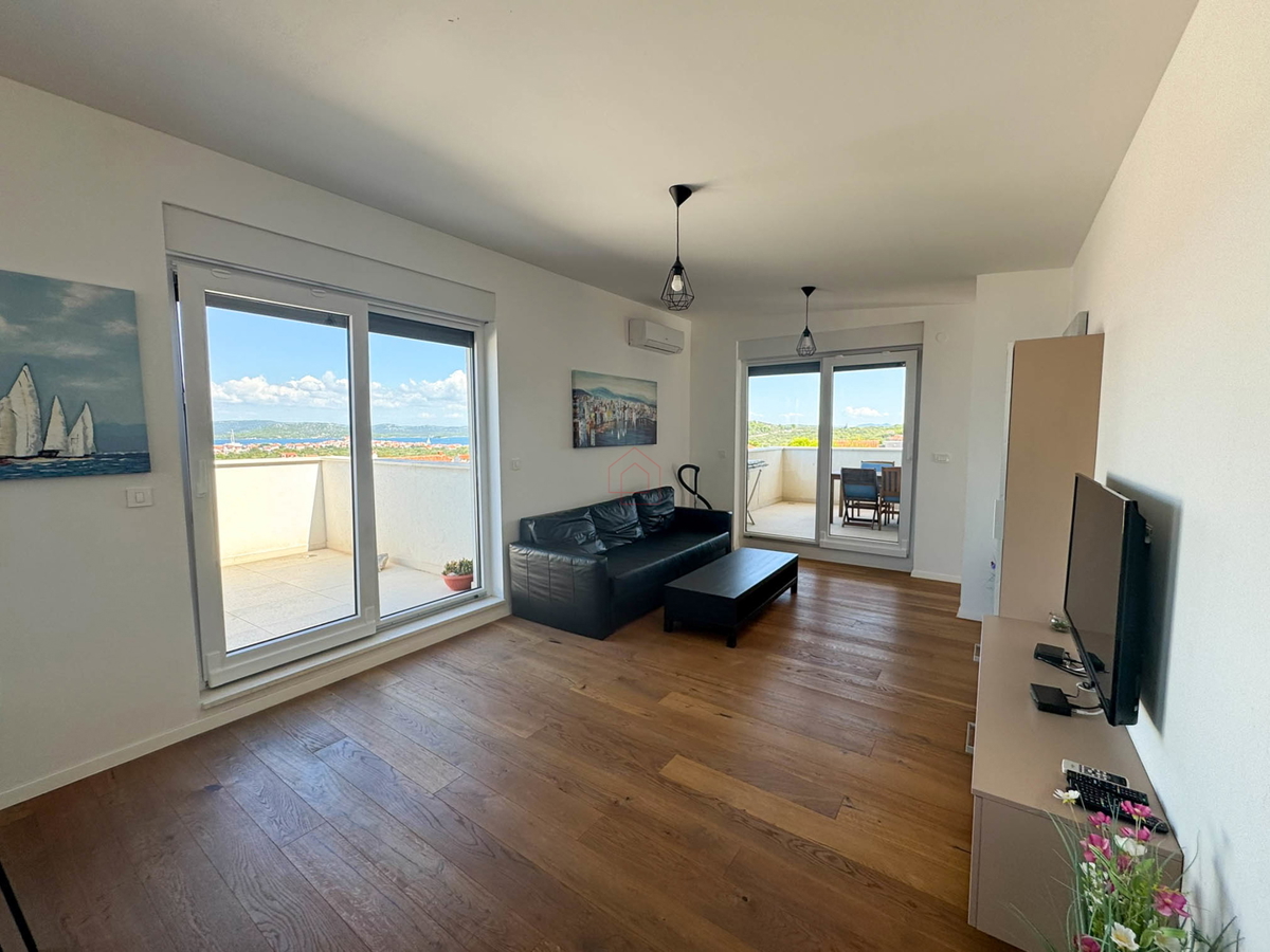 Attico con tre camere da letto, vista panoramica e garage