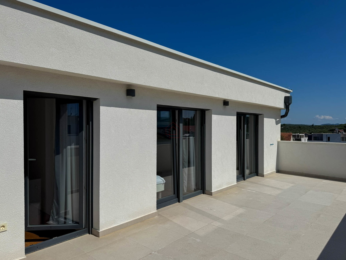 Attico con tre camere da letto, vista panoramica e garage