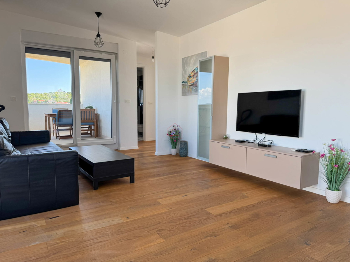 Attico con tre camere da letto, vista panoramica e garage