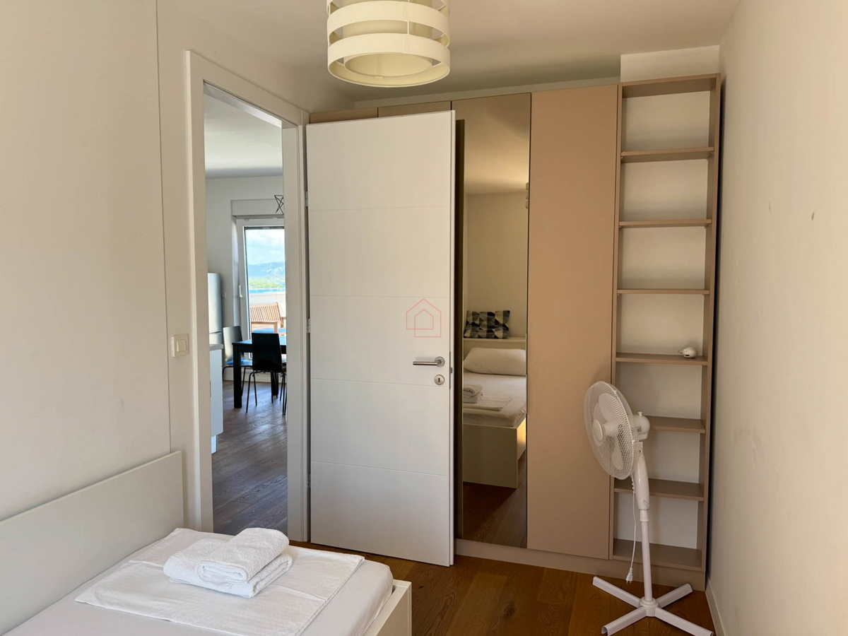 Attico con tre camere da letto, vista panoramica e garage