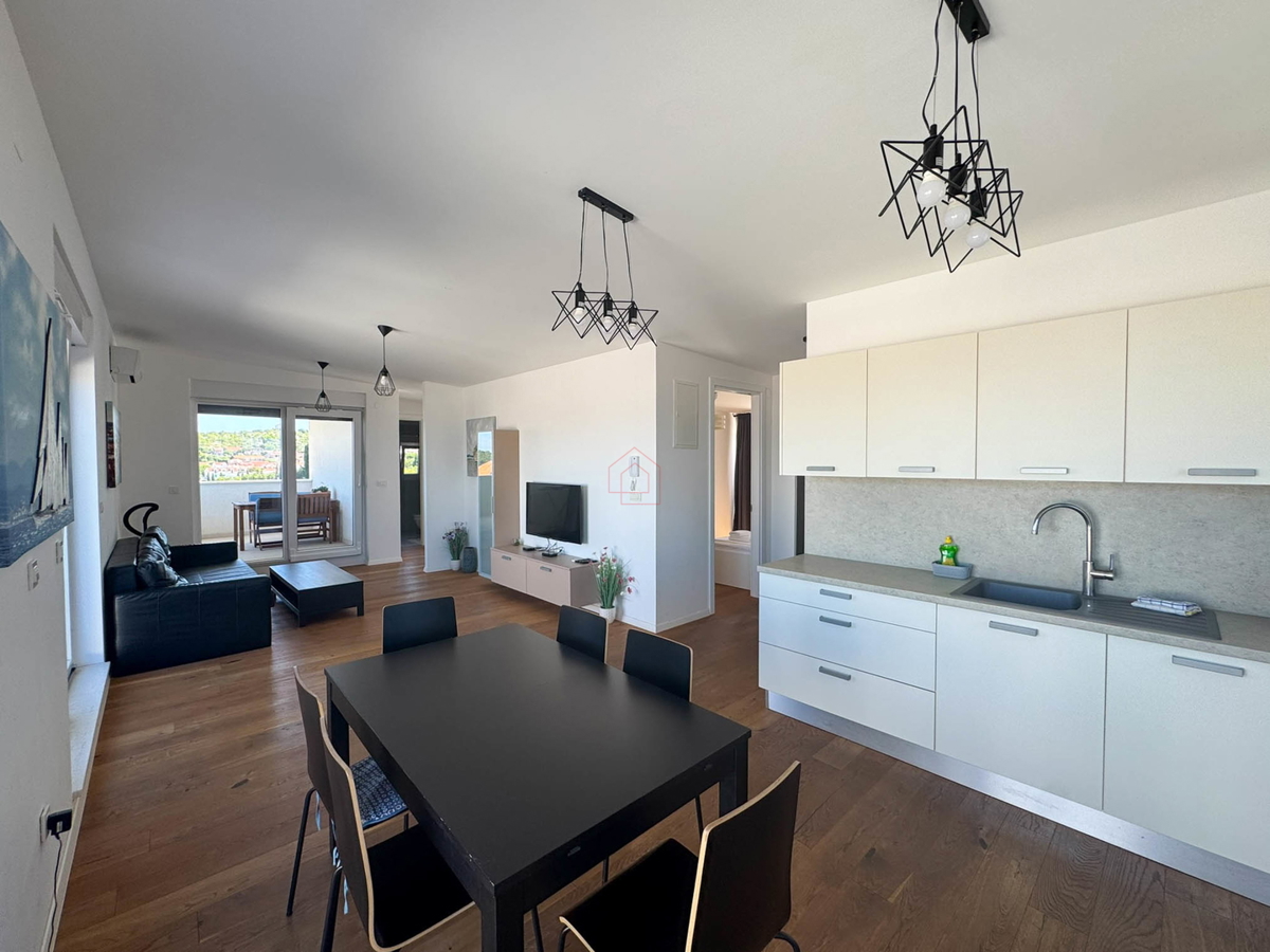 Attico con tre camere da letto, vista panoramica e garage