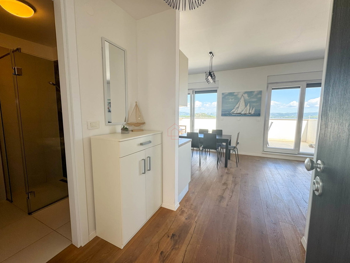 Attico con tre camere da letto, vista panoramica e garage