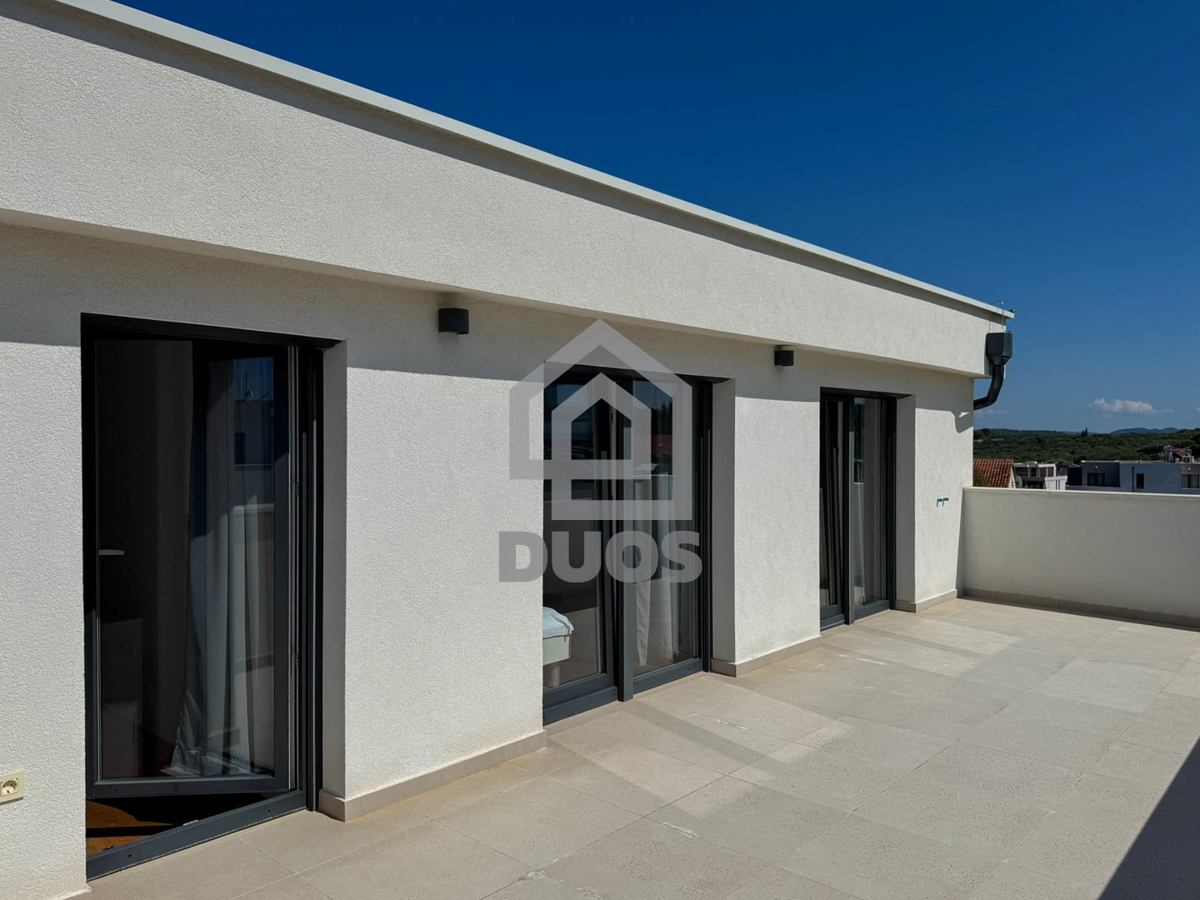 Attico con tre camere da letto, vista panoramica e garage