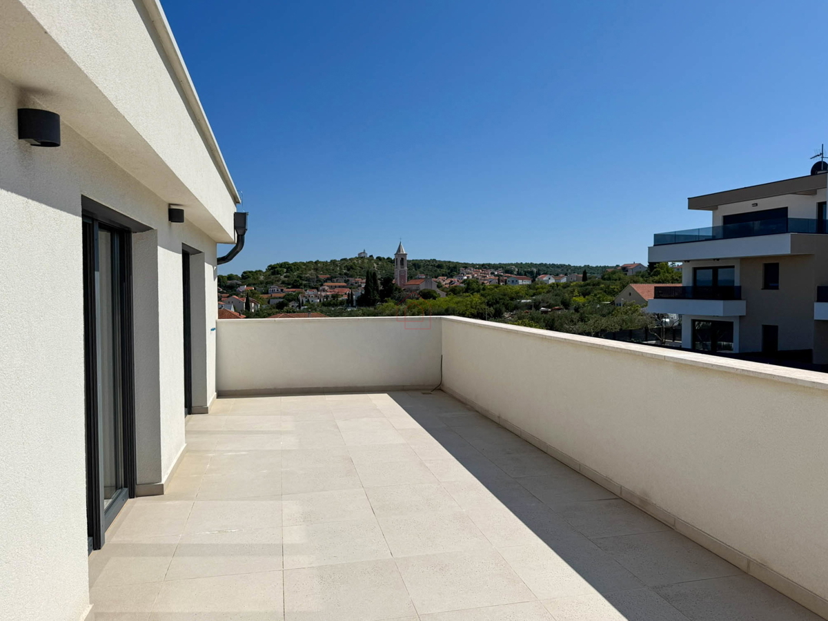 Attico con tre camere da letto, vista panoramica e garage